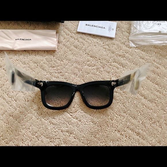 Balenciaga Black Oversized Sunglasses BA0009 01B - Picture 10 of 14